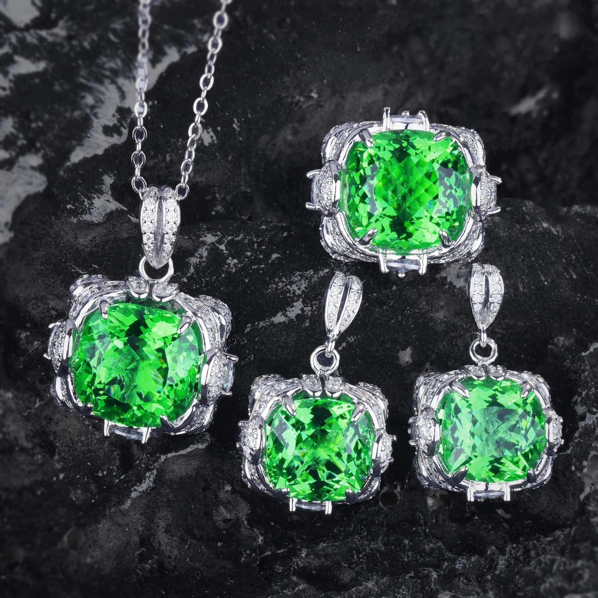 Velora Thandrelle Emerald Green Set | White Gold